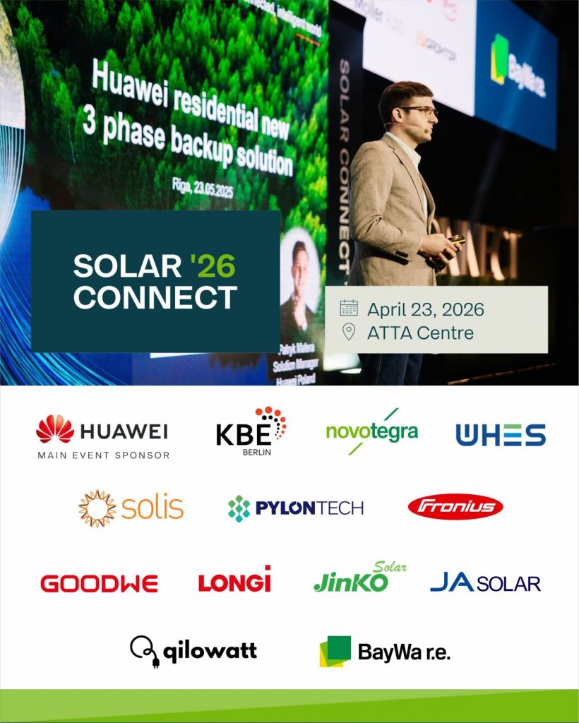Ein Redner präsentiert auf der Bühne der Solar Connect '26, einer für den 23. April 2026 im ATTA Centre geplanten Veranstaltung, die Logos verschiedener Solarenergieunternehmen und Sponsoren.